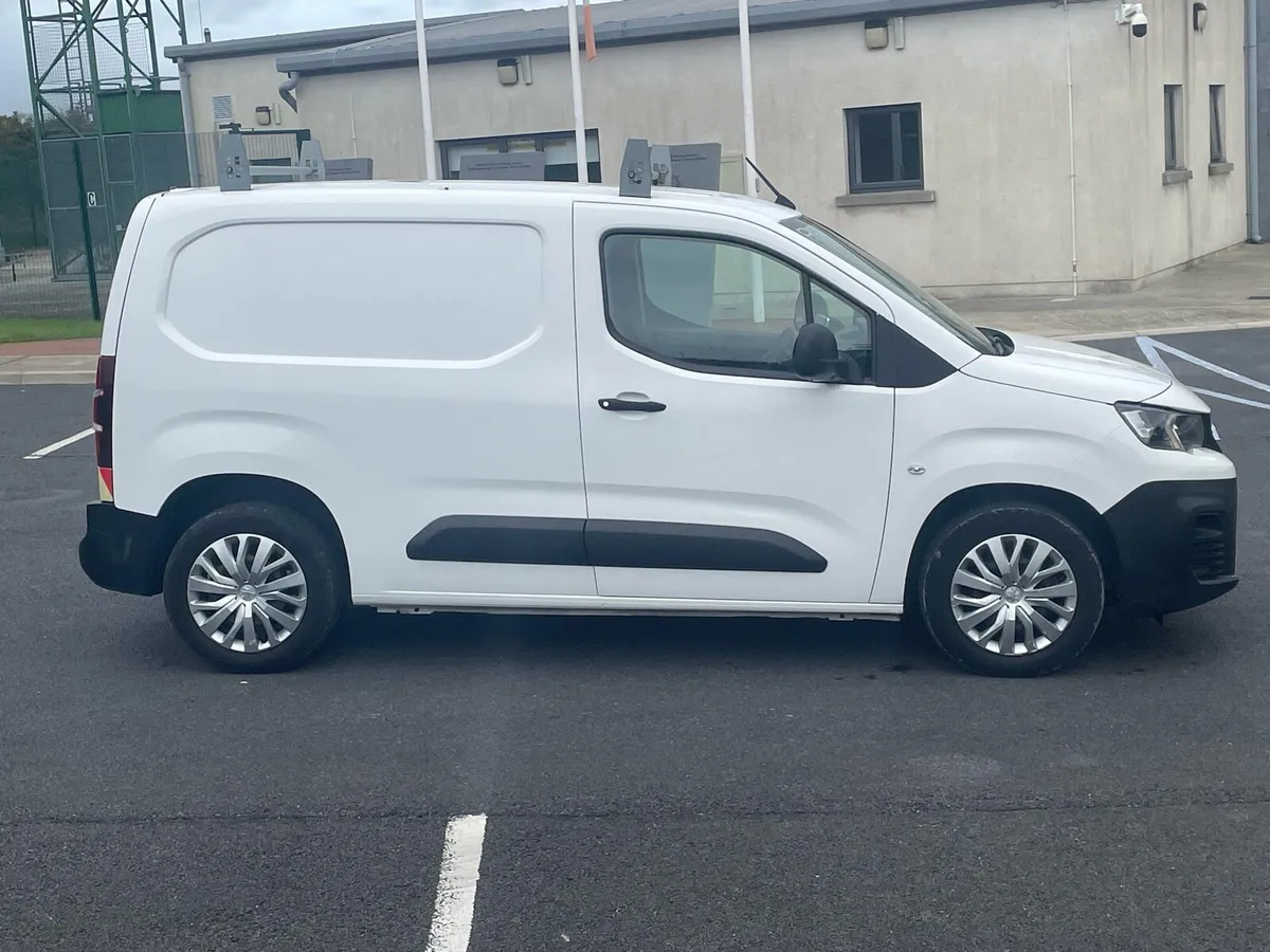 Van - Image 4