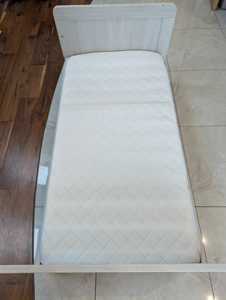 Junior bed - Image 1