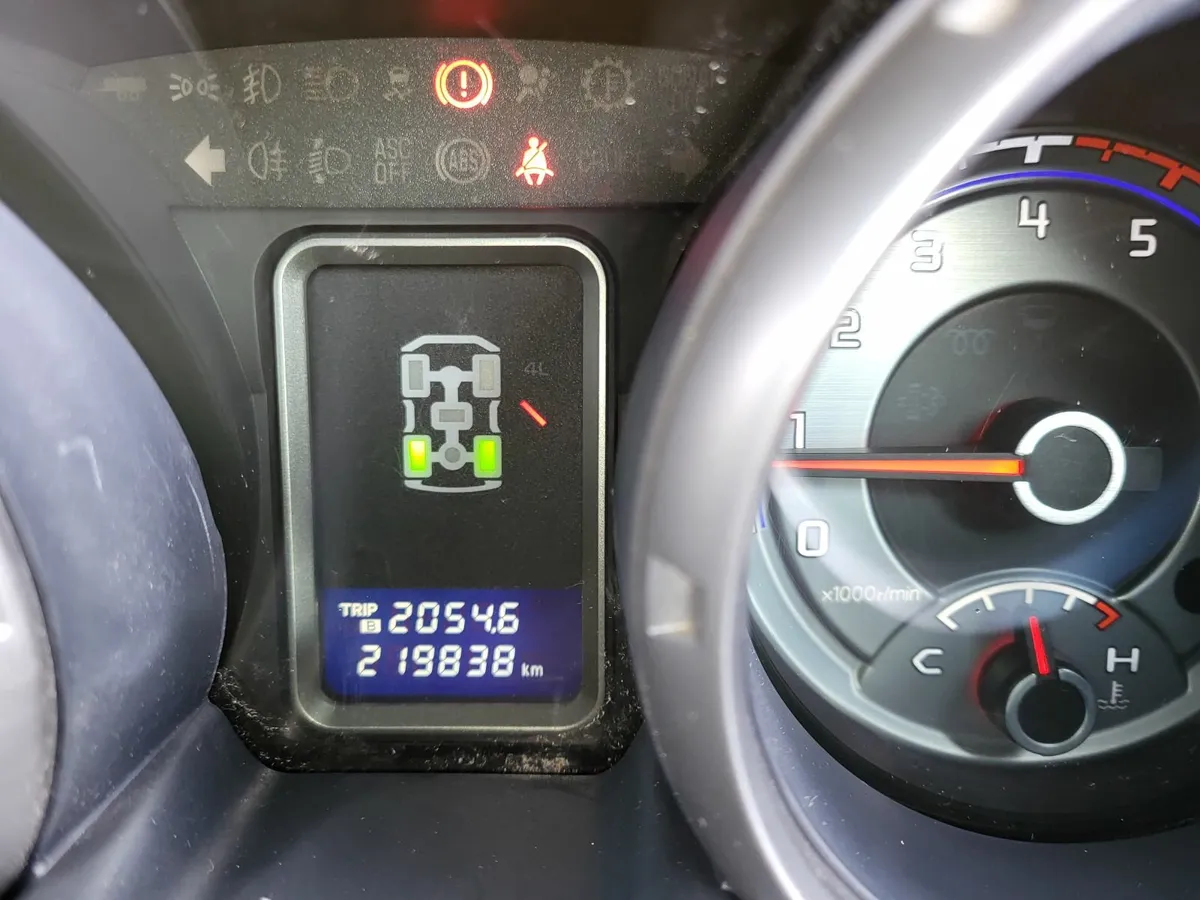 2011 Mitsubishi pajero 3.2 Lwb - Image 3