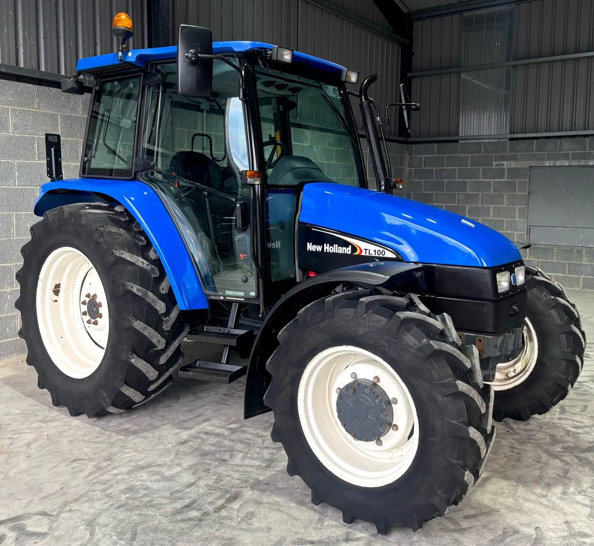 NEW HOLLAND TL100, Manual Shuttle, no electrics - Image 2