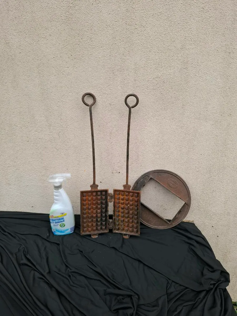 Antique cast iron waffles maker