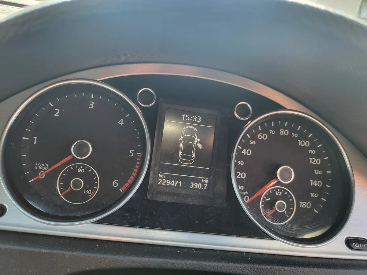 VOLKSWAGEN PASSAT CC - Image 3