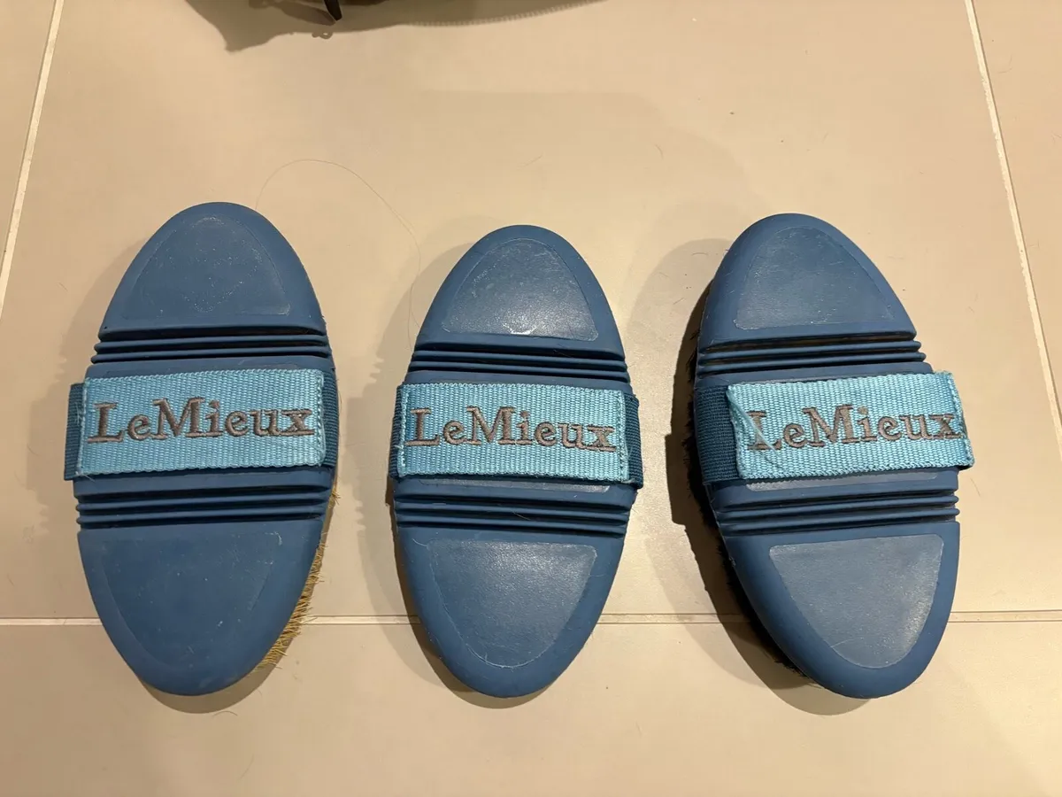 Grooming brushes - Image 1