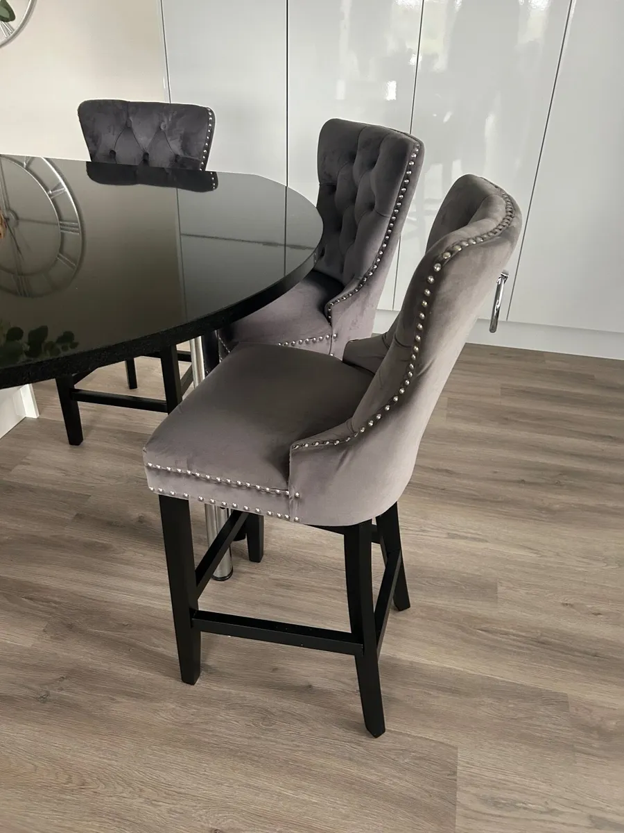 Bar stools x 3 plus dining table accent chairs - Image 1