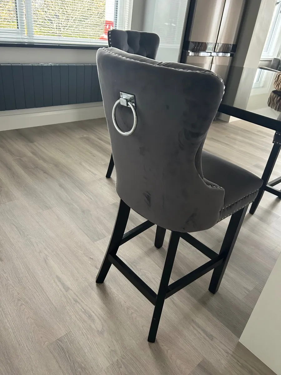 Bar stools x 3 plus dining table accent chairs - Image 4