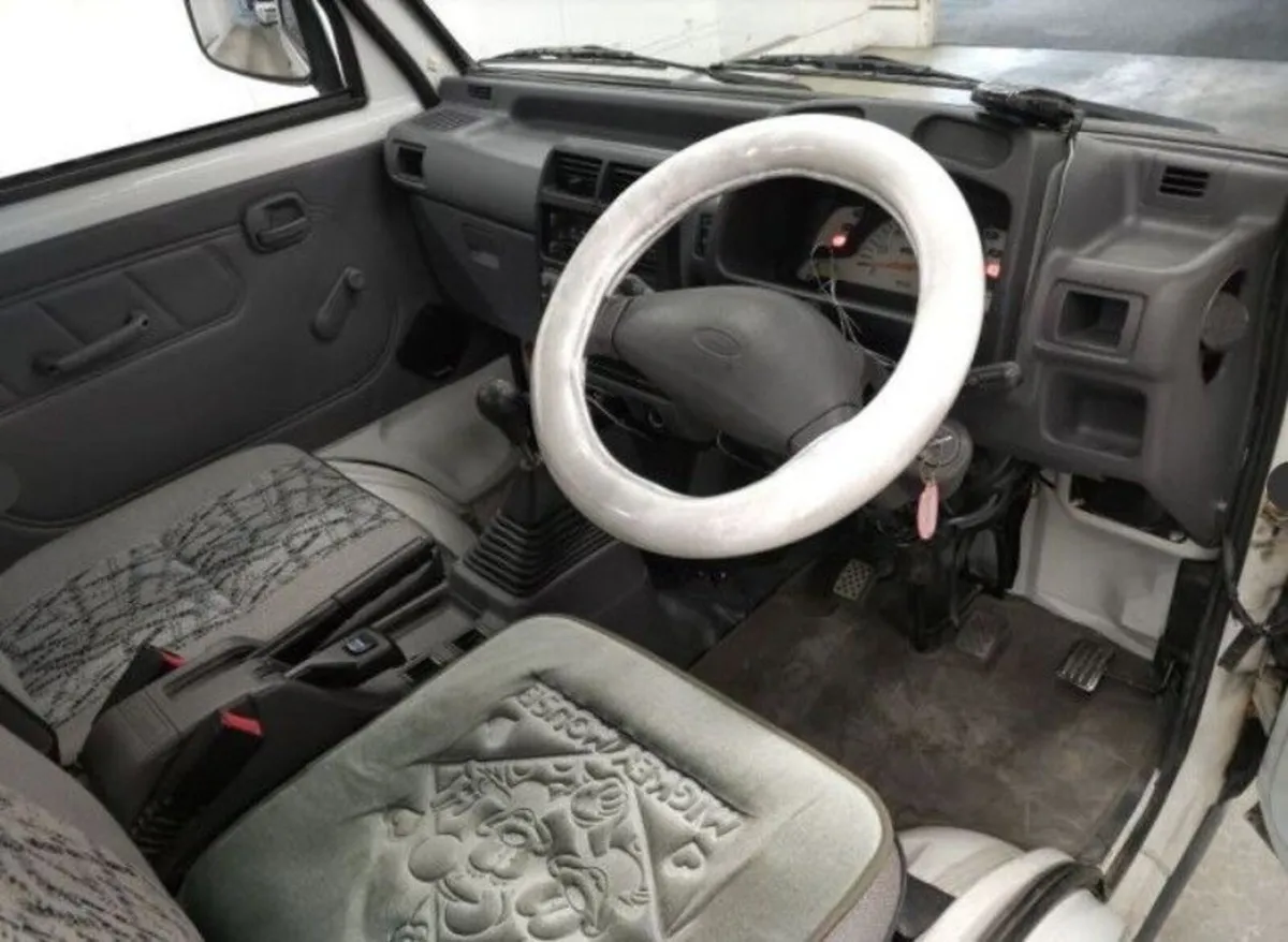 Mitsubishi minicab truck 4 wheel drive - Image 2