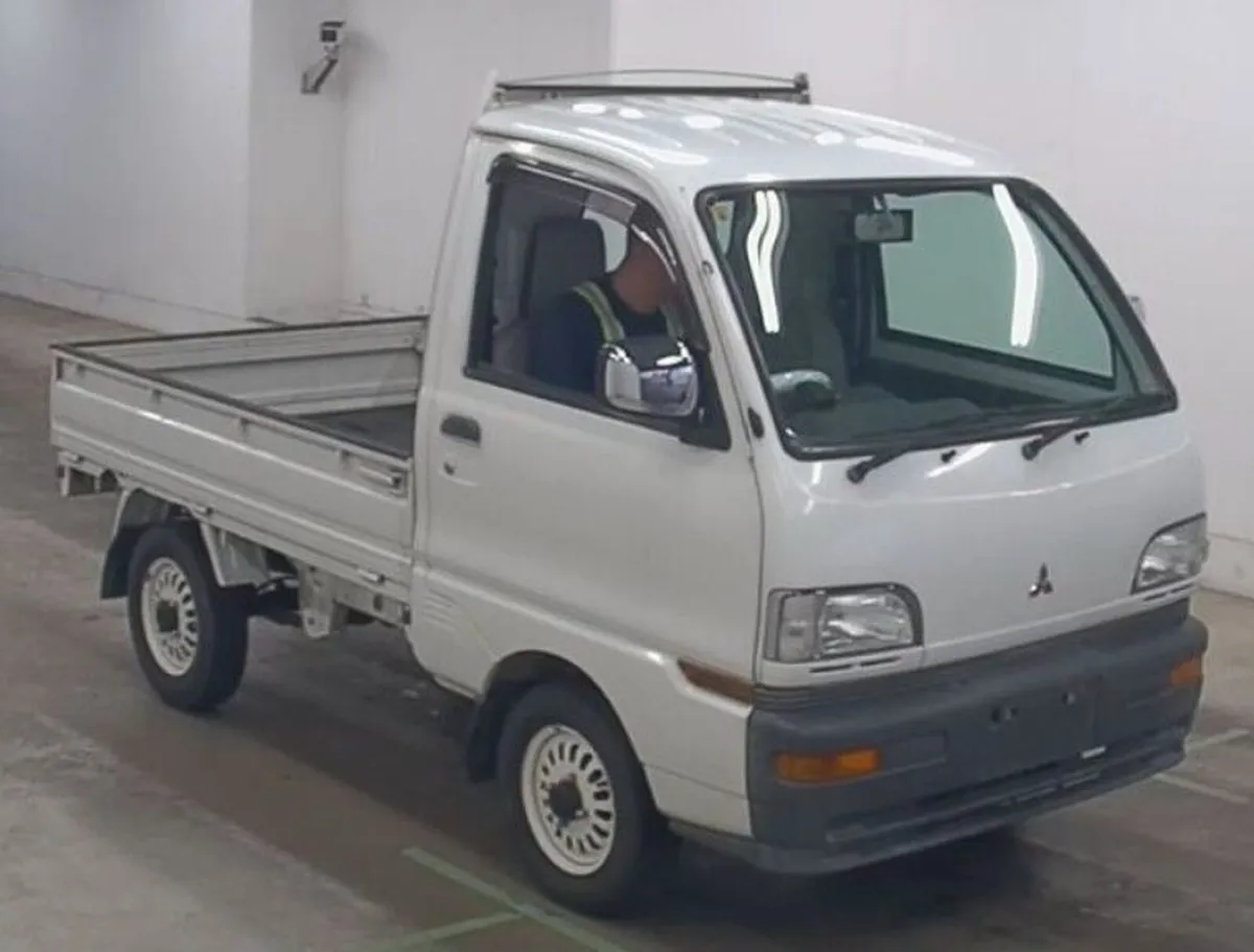 Mitsubishi minicab truck 4 wheel drive - Image 3
