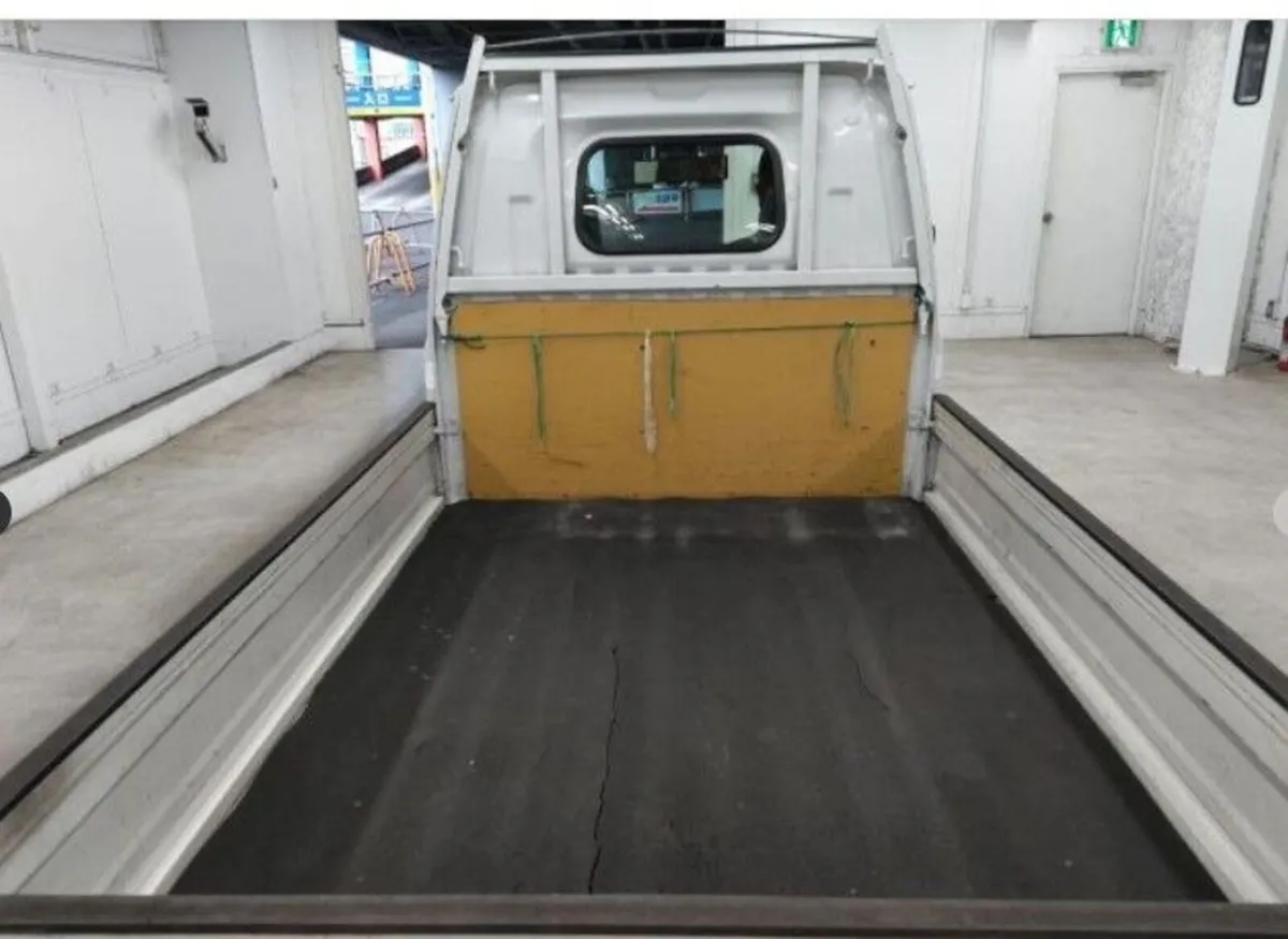 Mitsubishi minicab truck 4 wheel drive - Image 4