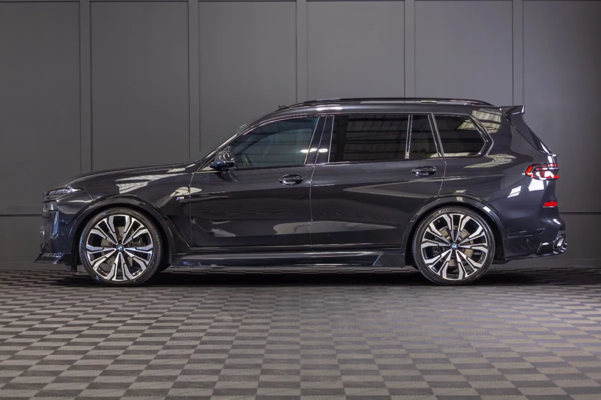 222 BMW X7 X-Drive 40d M-Sport *Pan Roof - Image 3