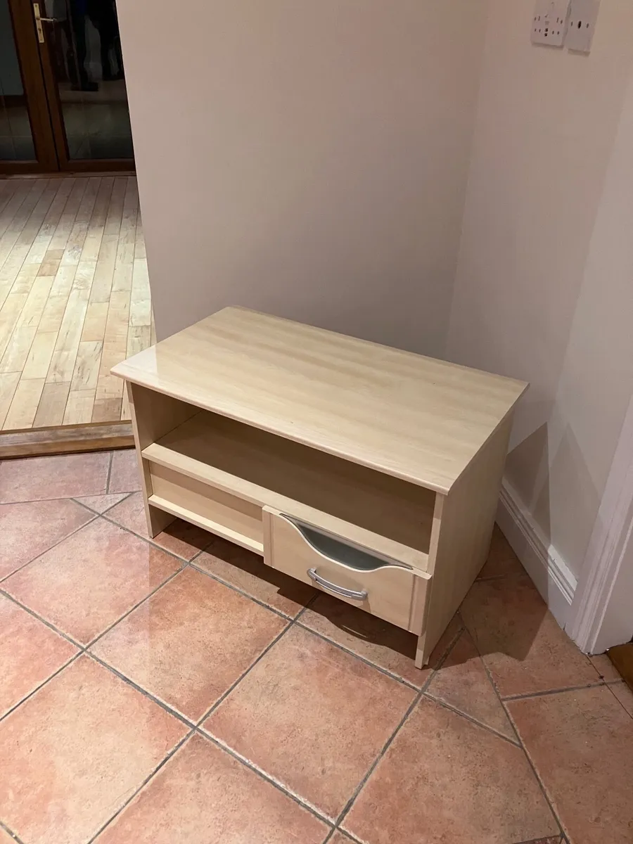 TV stand - Image 1