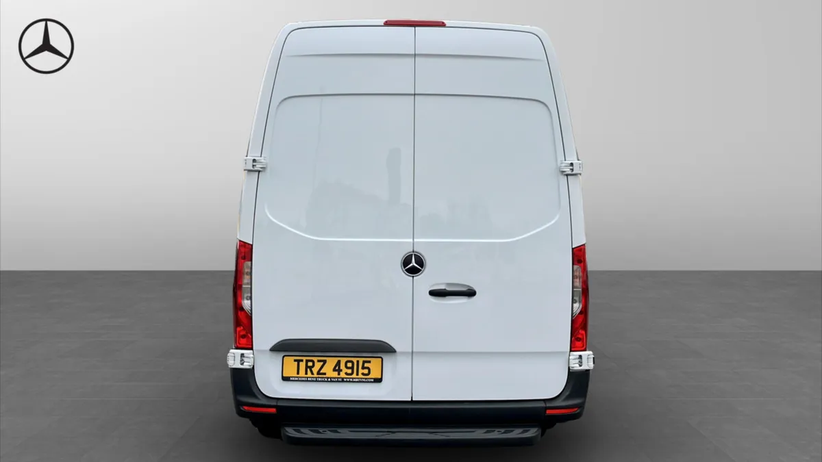 Mercedes-Benz Sprinter 315 Progressive RWD L3 H2 - Image 3