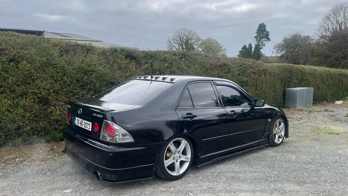 Lexus IS 2000 - Image 2