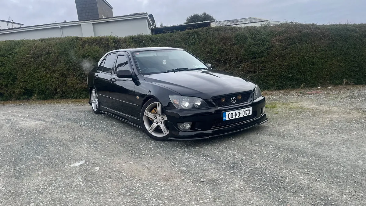 Lexus IS 2000 - Image 1