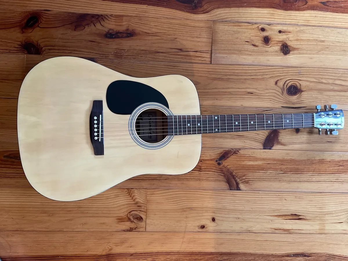 Guitar- left handed - Image 1
