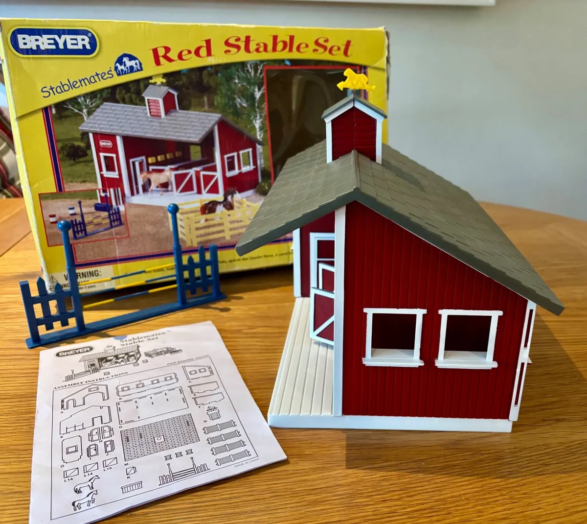 Breyer Red Stable Set - Image 3