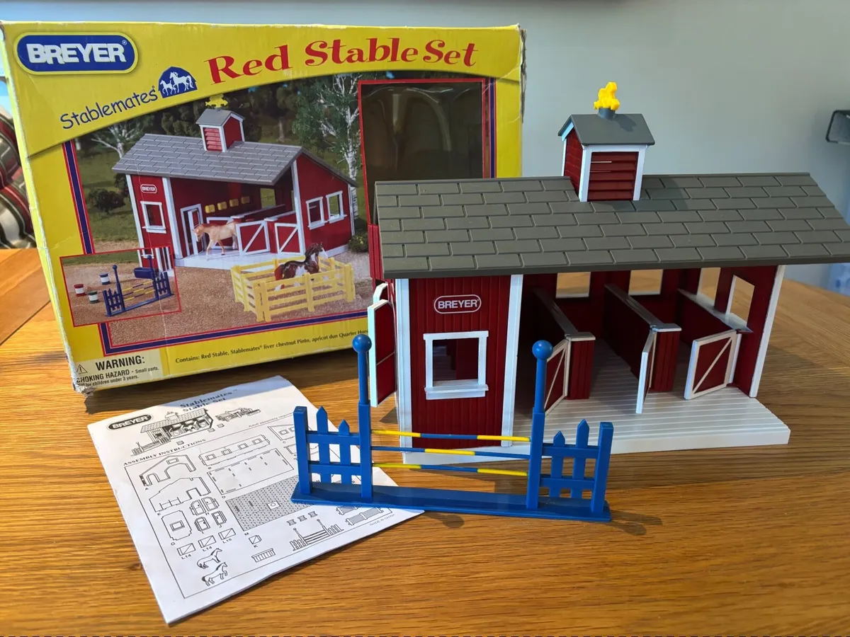 Breyer Red Stable Set - Image 1