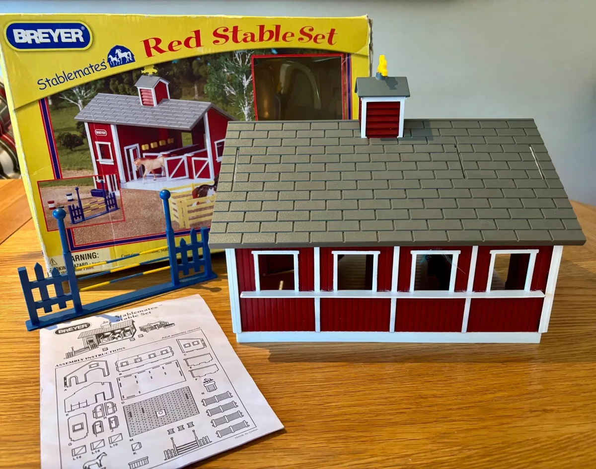 Breyer Red Stable Set - Image 4