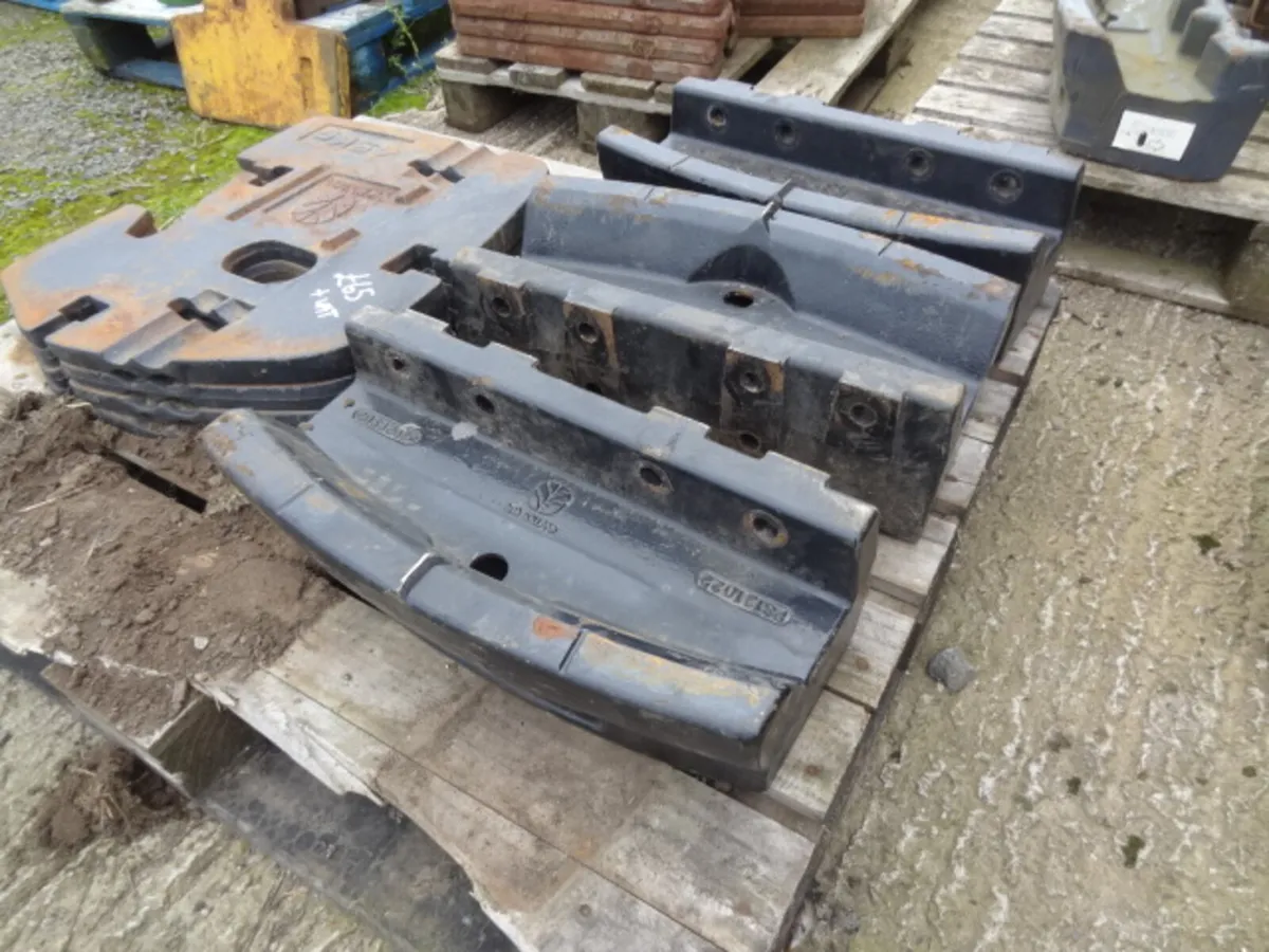 New Holland Fan Weight Block Carrier - Image 1