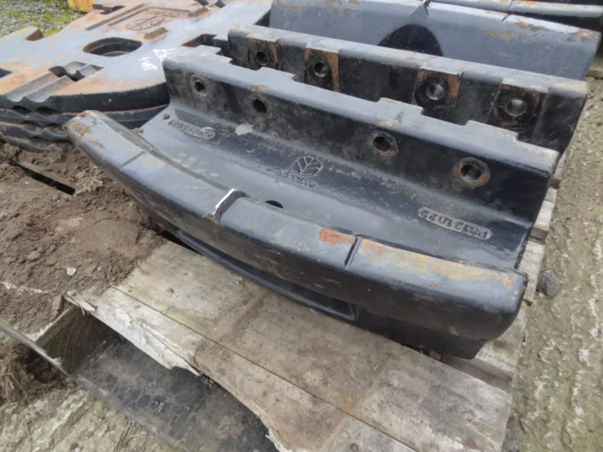 New Holland Fan Weight Block Carrier - Image 2