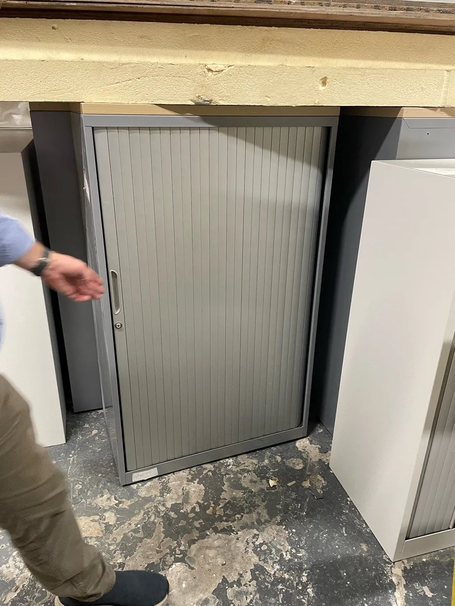 Filing cabinets with beach tops x 5 - Image 1