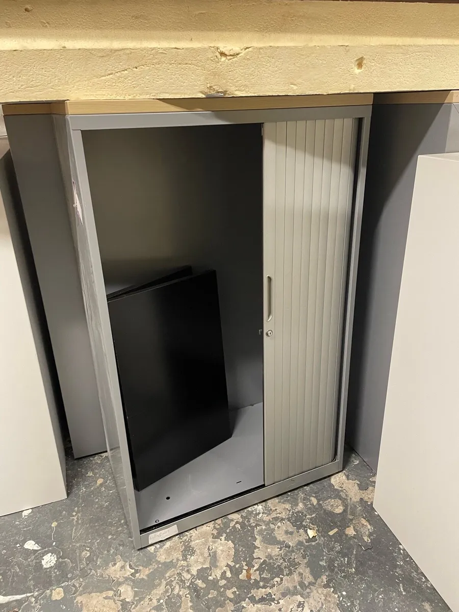 Filing cabinets with beach tops x 5 - Image 2