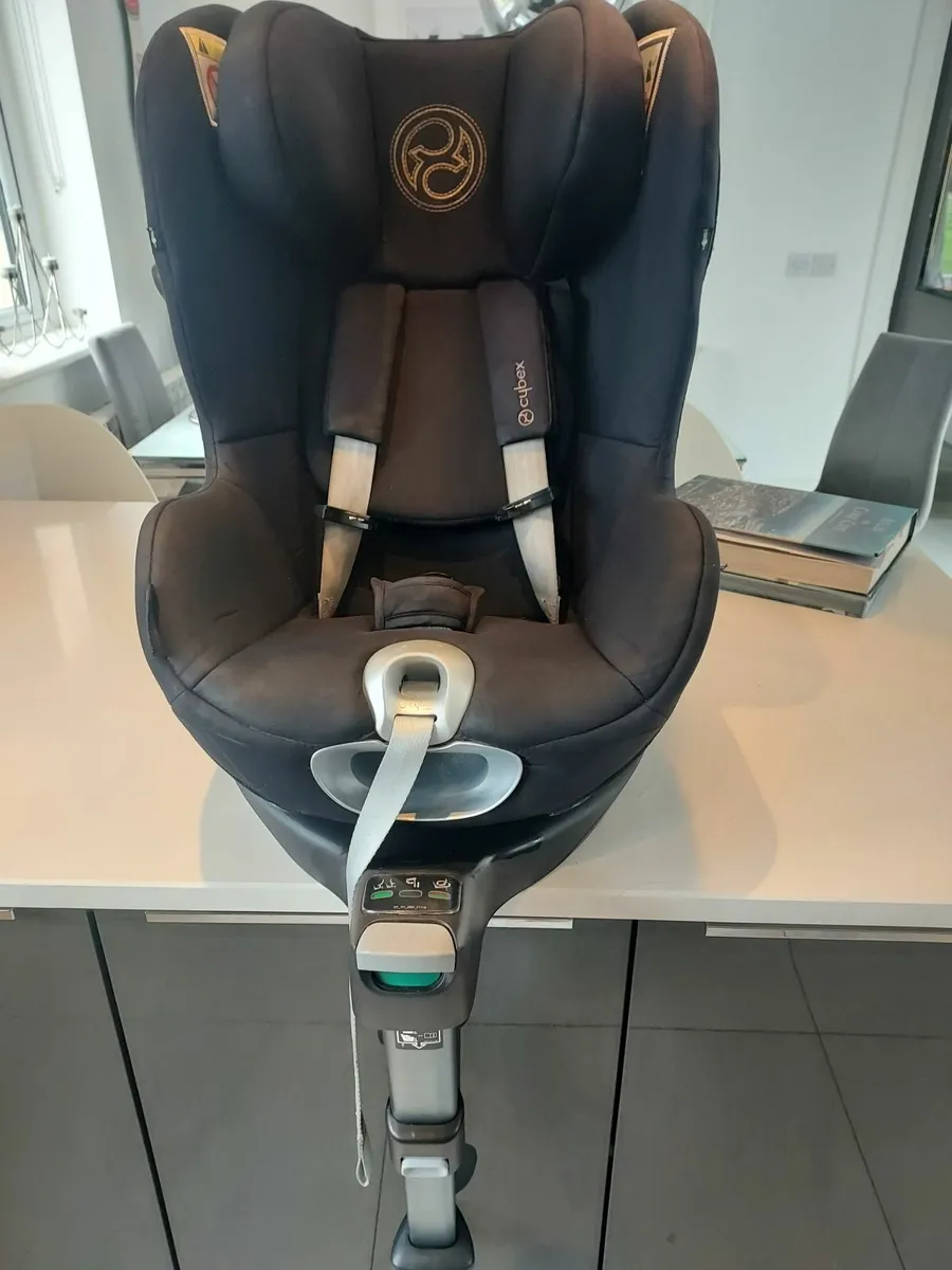 Cybex Sirona Z iSize carseat and base - Image 1