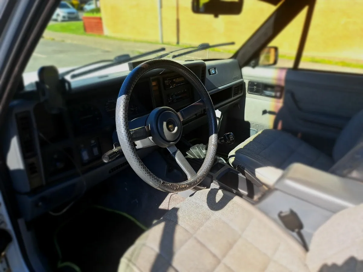 Jeep Cherokee 1993 - Image 2