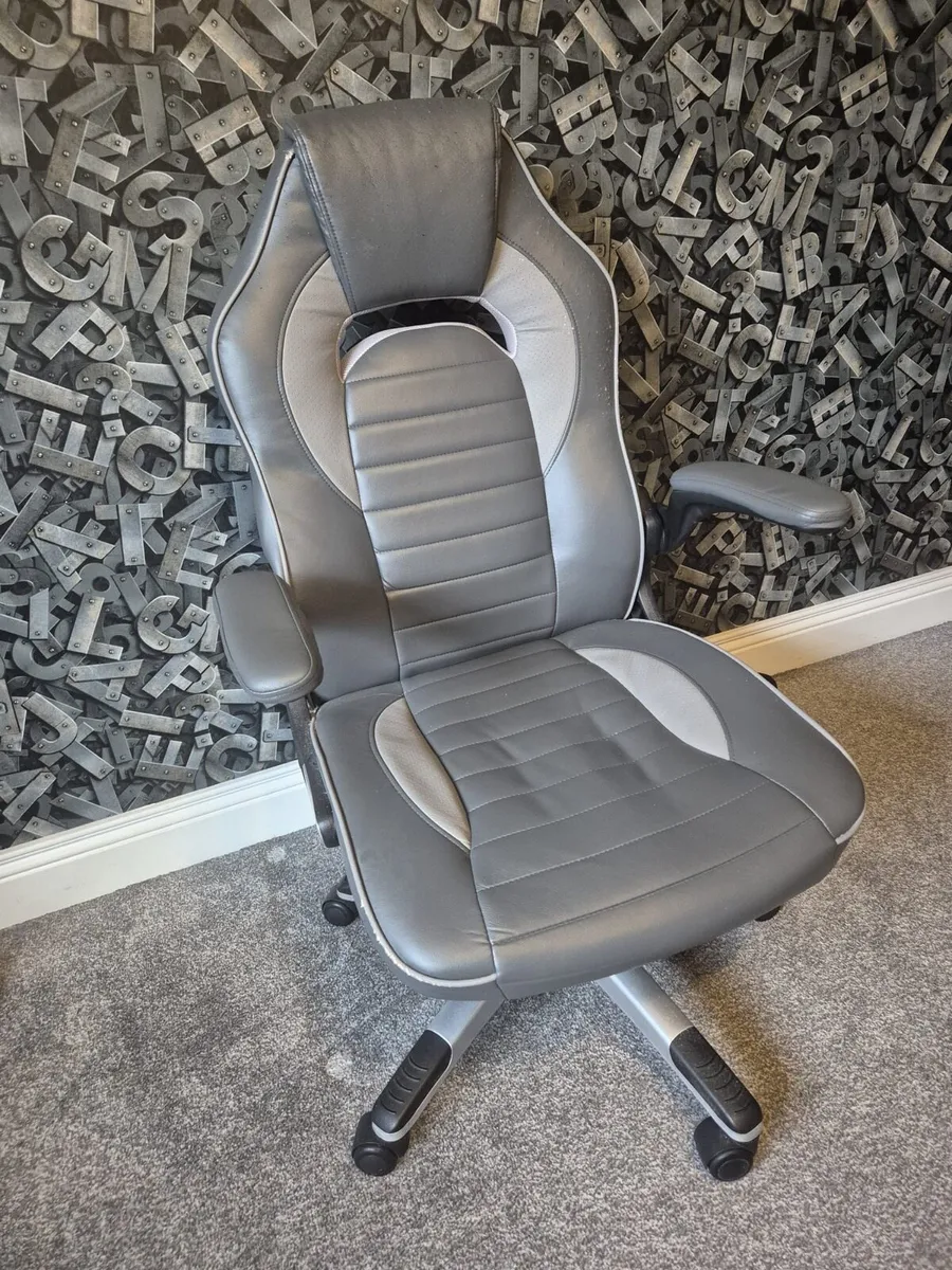 Gaming desk and chair - Image 3