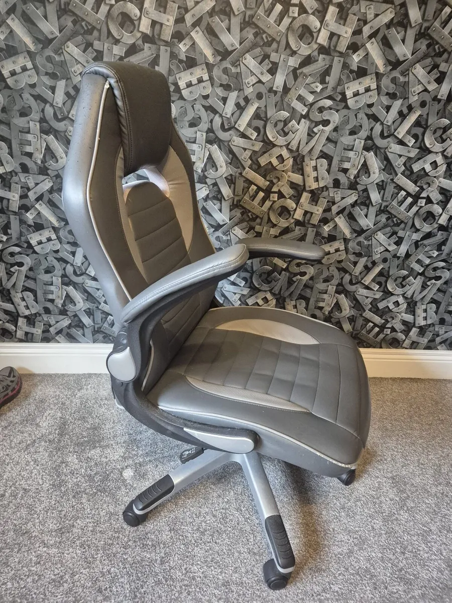 Gaming desk and chair - Image 4