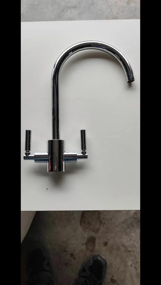 Kitchen taps - Image 1