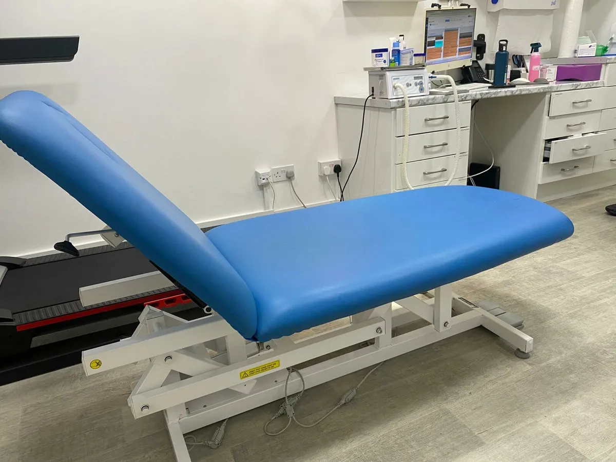 Medical plinth - Image 1