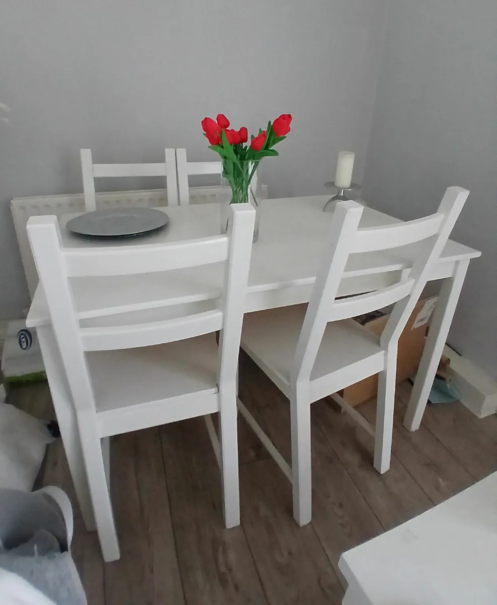 White table and chairs - Image 1