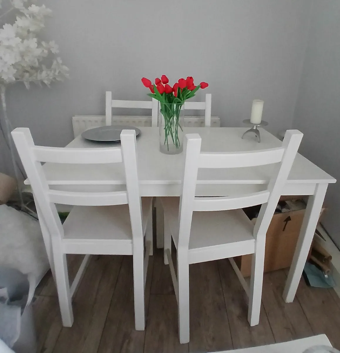 White table and chairs - Image 2