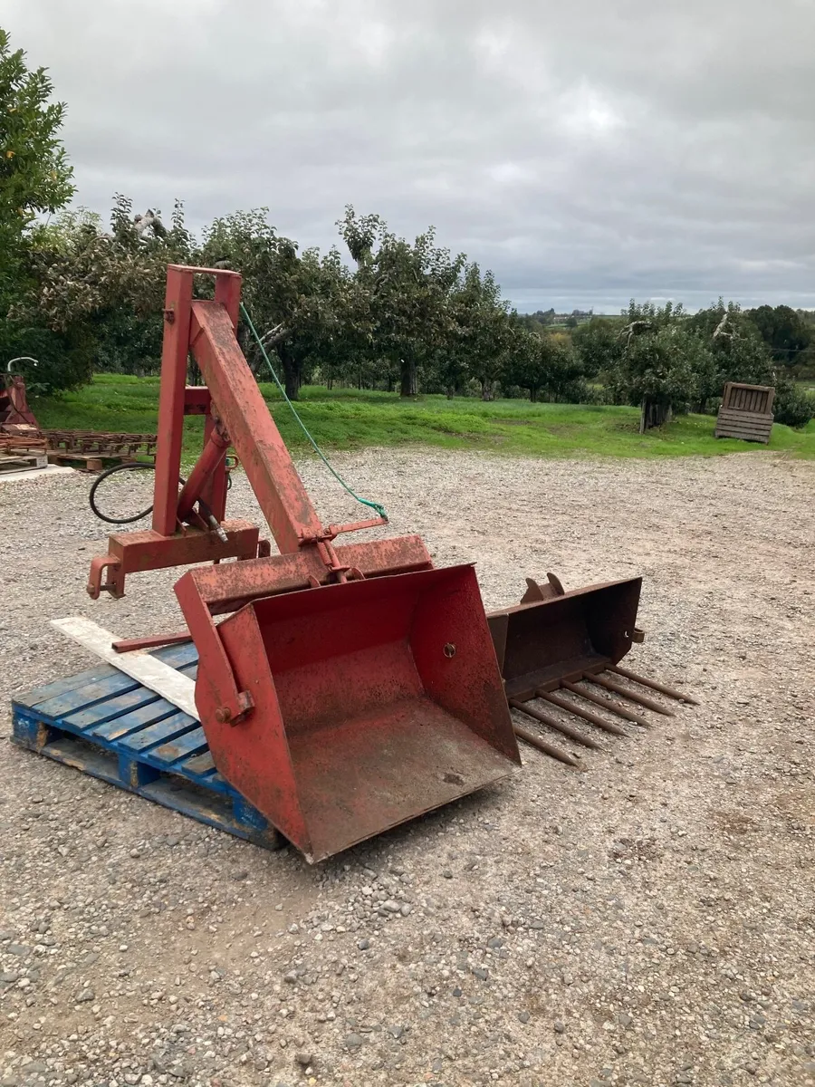 Tractor hydraulic rear end loader. - Image 1