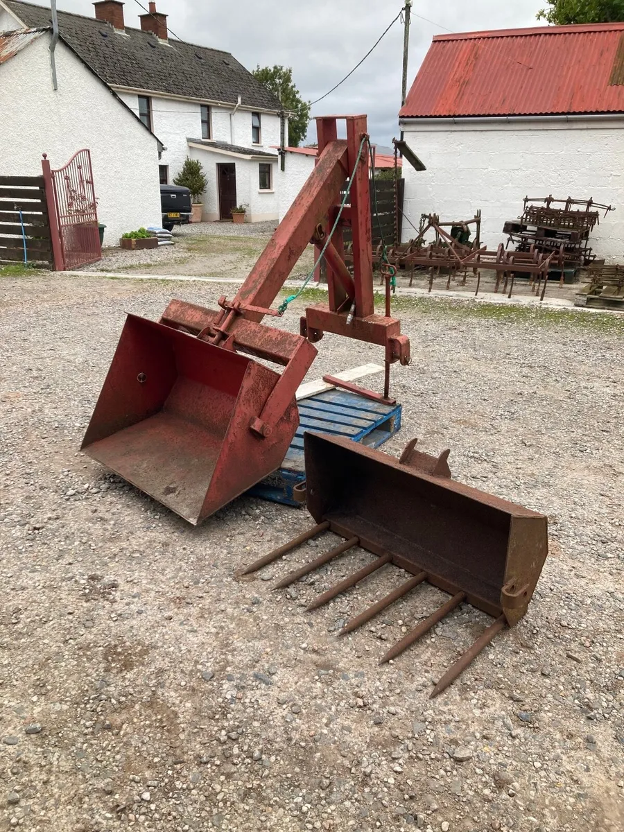 Tractor hydraulic rear end loader. - Image 2