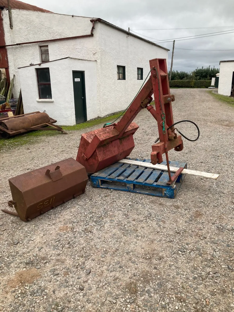 Tractor hydraulic rear end loader. - Image 3