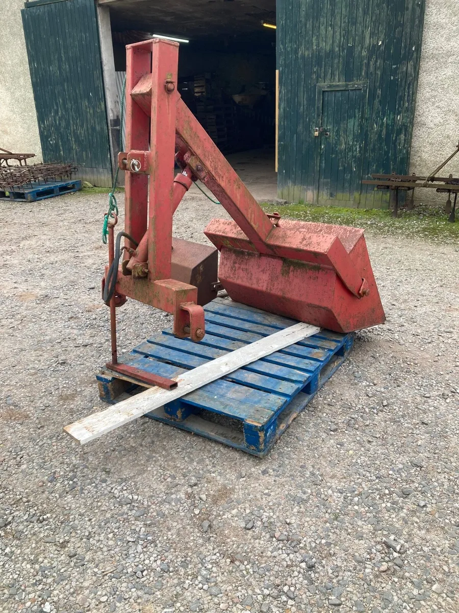 Tractor hydraulic rear end loader. - Image 4