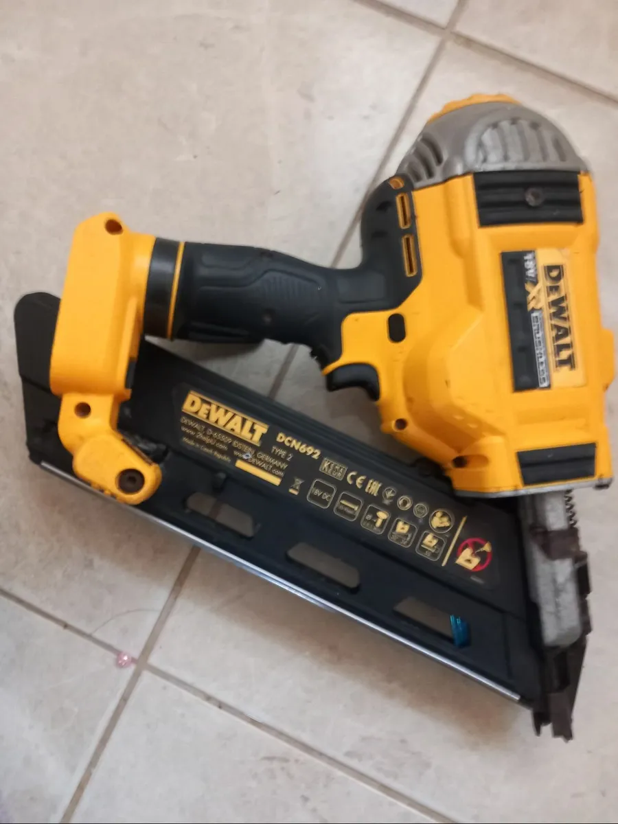 Dewalt 18v nailer - Image 2