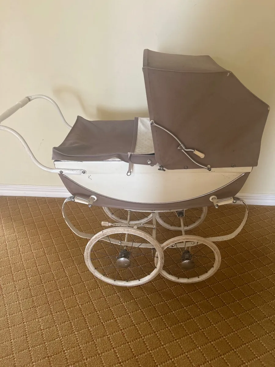 Silvercross bluebird Chatsworth dolls pram - Image 1