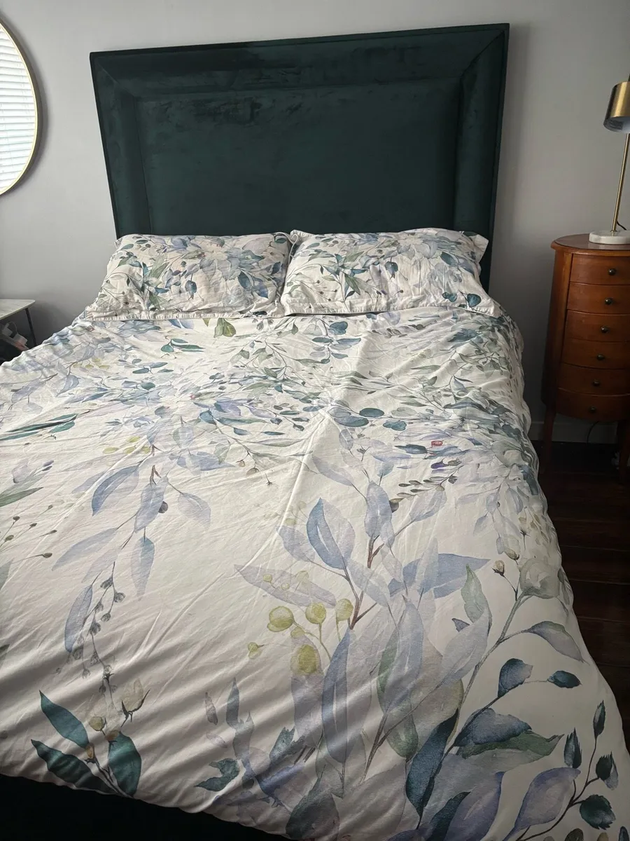 King size bed - Image 1