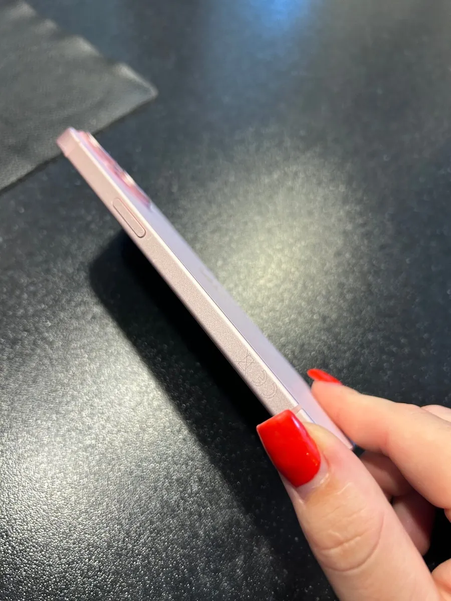 iPhone 15 - Image 1