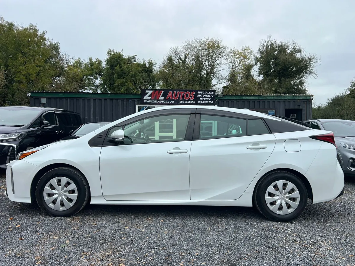 22 Toyota Prius Hybrid - Image 4