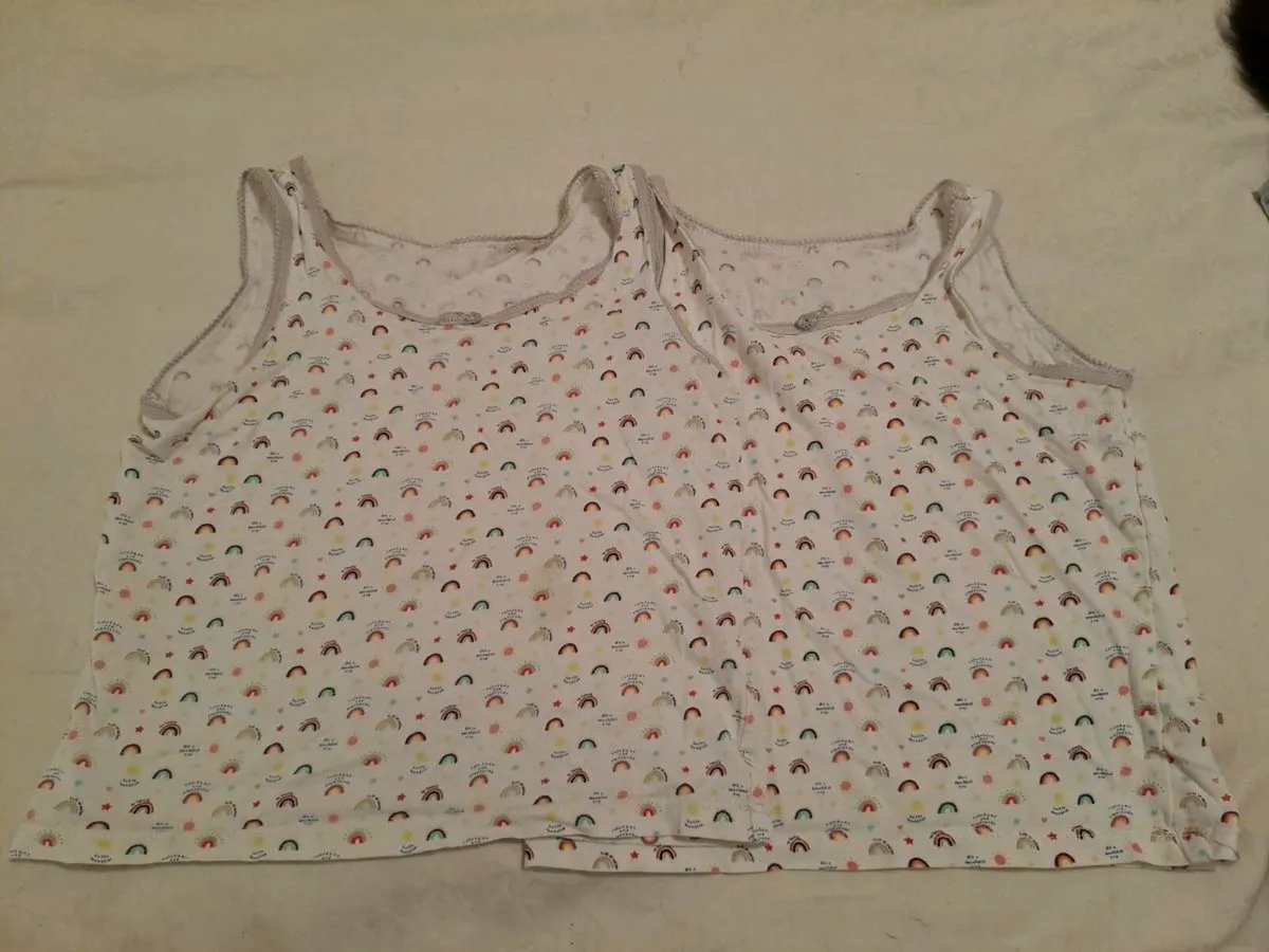 2 vests rainbows George 4 - 5 y - Image 1