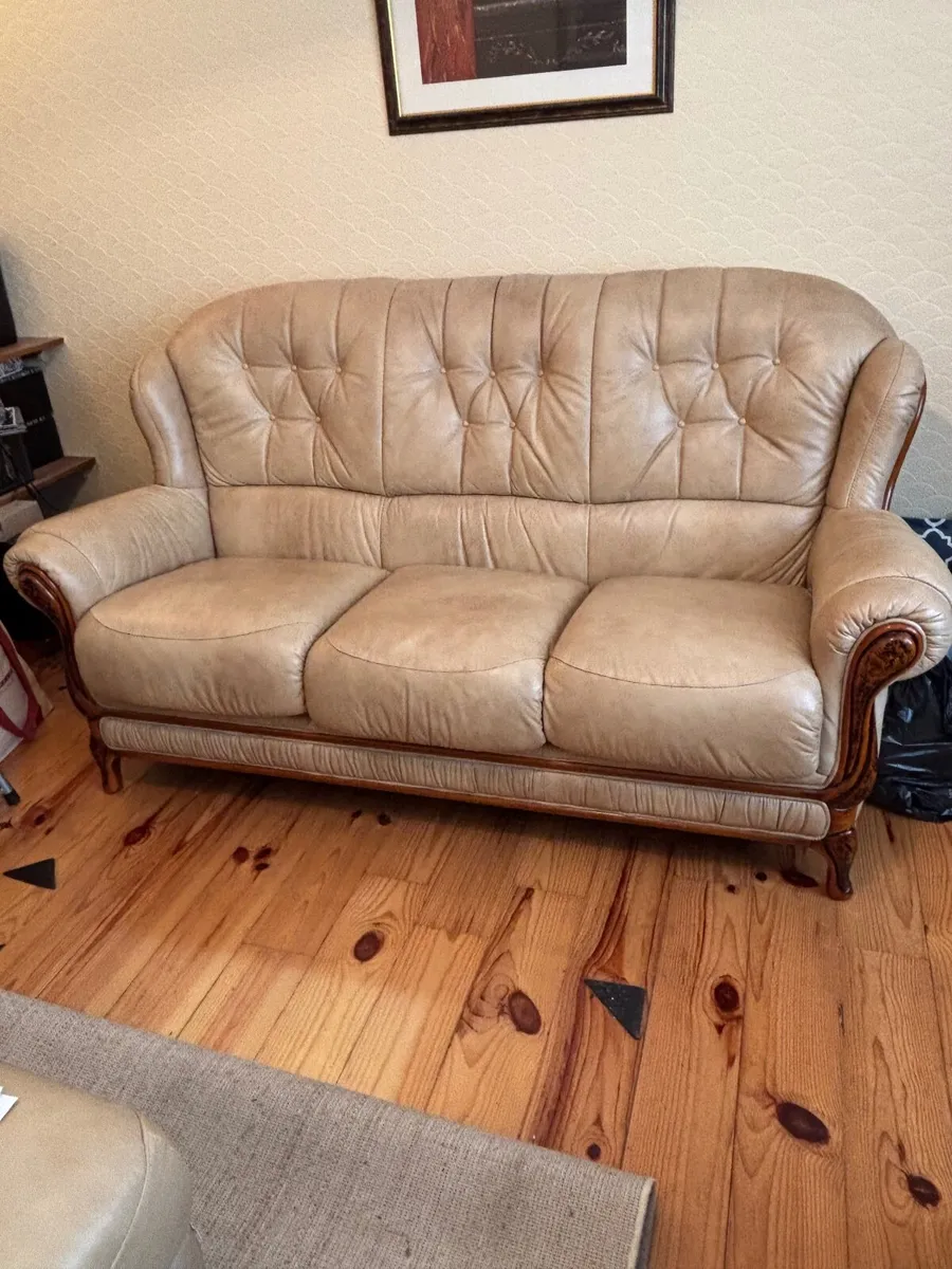 Italian leather Suite - Image 3