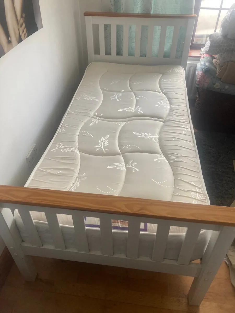 Single bed - Image 1