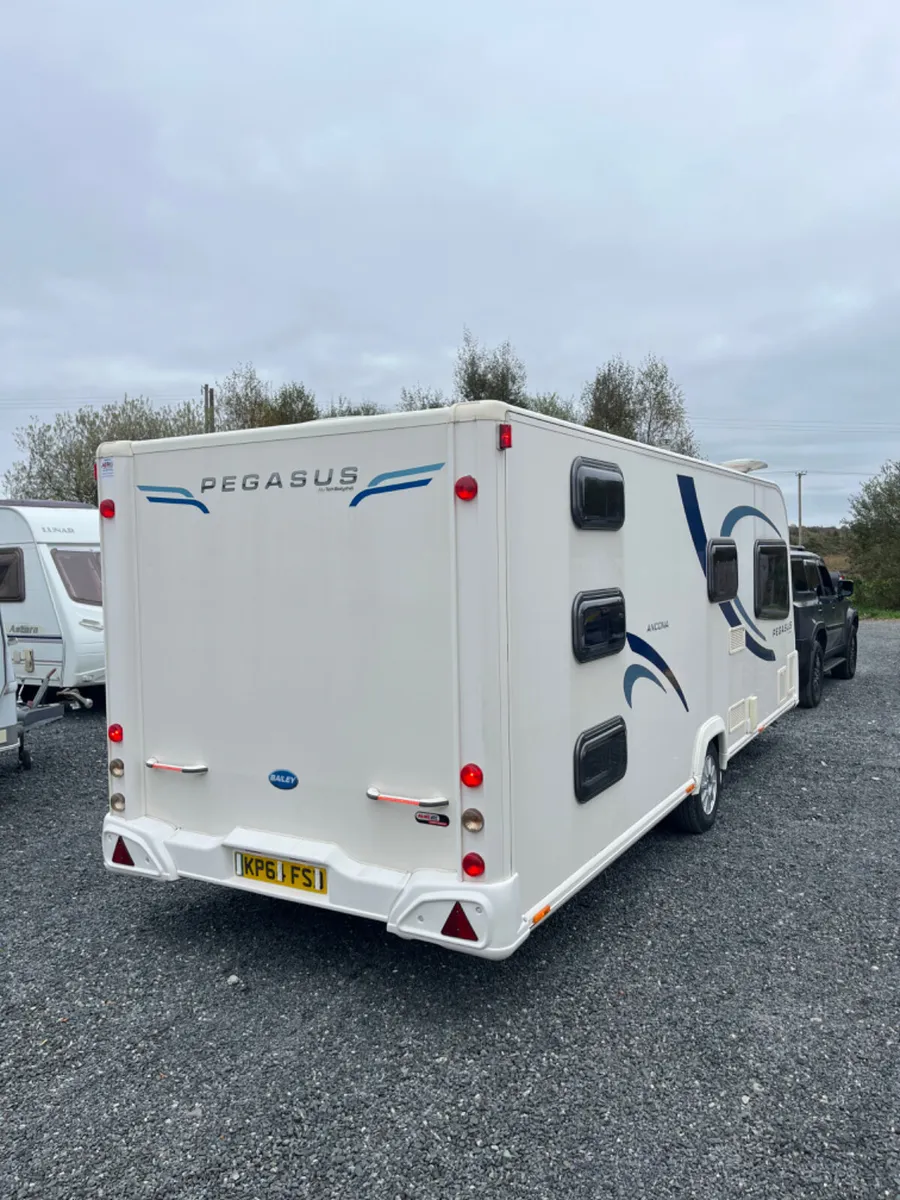 Bailey 6 Berth Fixed Triple Bunk Caravan - Image 4