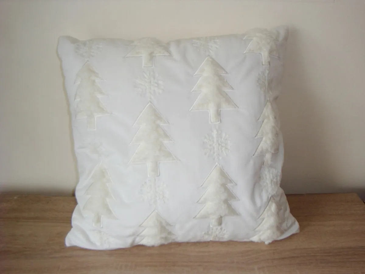 Cream cushion Christmas trees motif - Image 4