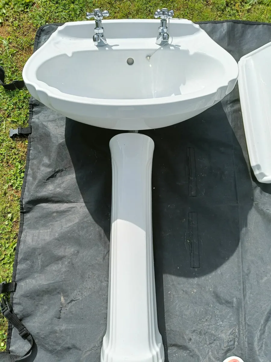 Bathroom wash-hand basin & toilet - Image 2