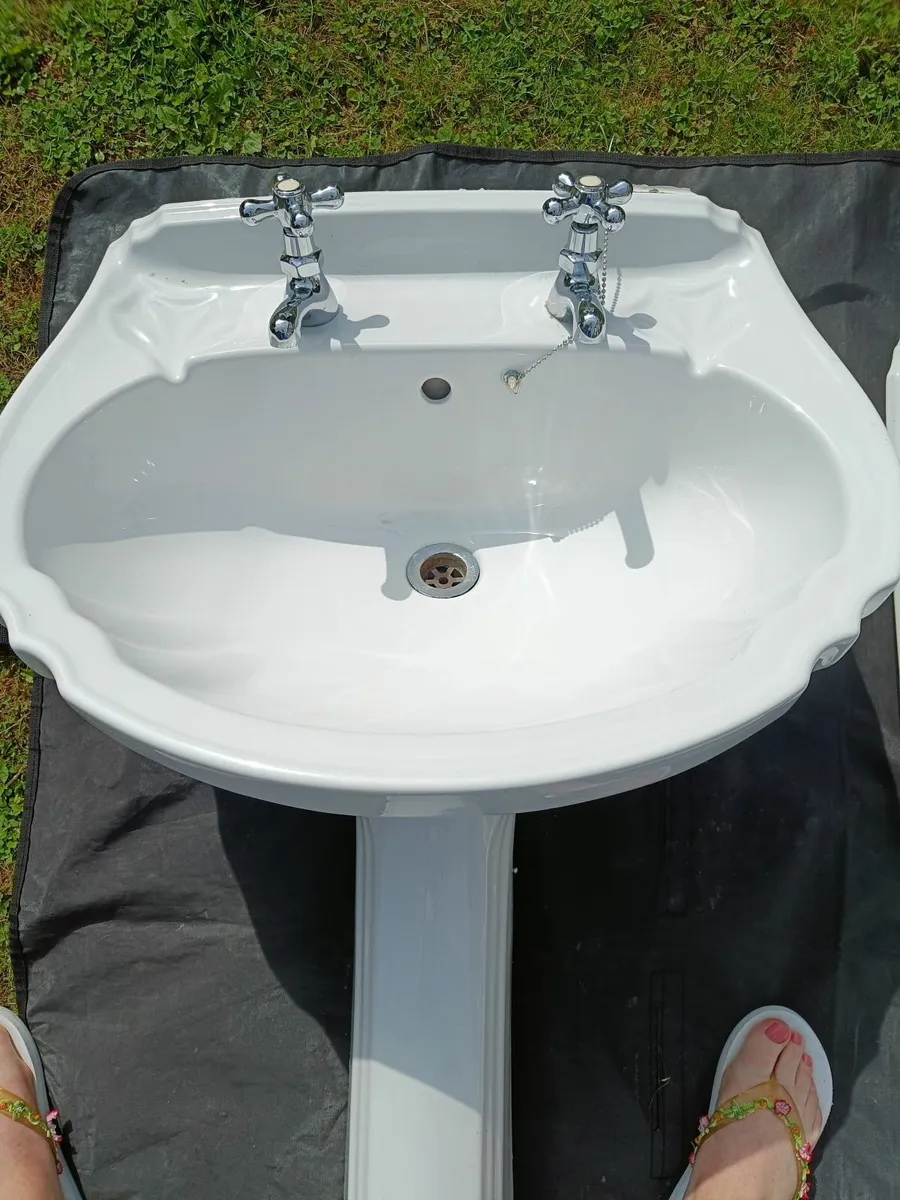 Bathroom wash-hand basin & toilet - Image 3