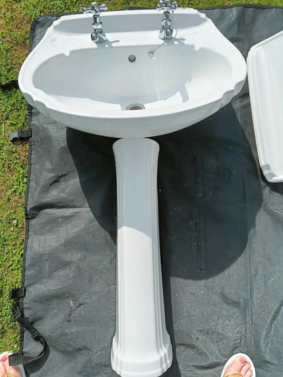 Bathroom wash-hand basin & toilet - Image 4